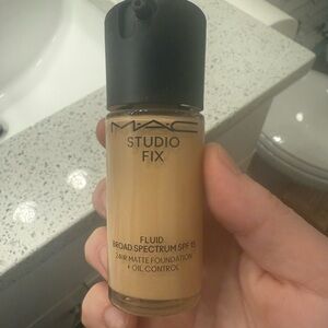 MAC Cosmetics Studio Fix Fluid Foundation SPF15 - NC20 - Brand new
